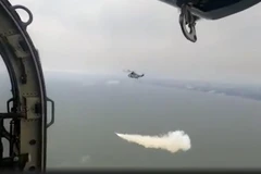 Ấn Độ thử nghiệm thành công tên lửa chống hạm từ trực thăng Seaking 42B (hình ảnh Twitter/Hải quân Ấn Độ). (Nguồn: thehindu.com)