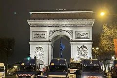 Khải Hoàn Môn trên đại lộ Champs-Élysées ở thủ đô Paris (Pháp) trong dịp Năm mới 2022. (Ảnh : Thu Hà/TTXVN)