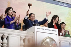 Thủ tướng Phạm Minh Chính bấm nút rung chuông và gõ búa kết thúc phiên giao dịch. Ảnh: Dương Giang-TTXVN