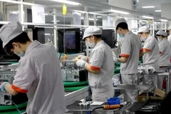 Công nhân làm việc tại một nhà máy lắp ráp thiết bị điện tử ở tỉnh Tứ Xuyên (Trung Quốc). (Ảnh: Shutterstock/TTXVN)