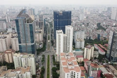 Đường Lê Văn Lương "oằn mình cõng" nhà cao tầng. (Nguồn: thanhnien.vn