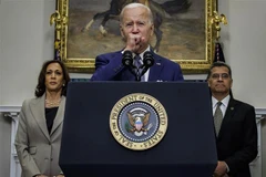 Tổng thống Mỹ Joe Biden có dấu hiệu bị ho trong lúc phát biểu sau khi ký một sắc lệnh tại Nhà Trắng ở Washington D.C., ngày 7/7/2022. (Ảnh: AFP/TTXVN)