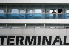 Một hành khách bên lan can tàu du lịch Costa Fascinosa tại cảng Santos, bang Sao Paulo (Brazil), ngày 30/3/2020. (Nguồn: reuters.com)