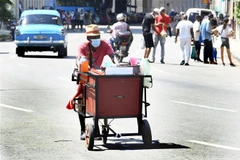 Người dân trên đường phố tại La Habana (Cuba), tháng 7/2021. (Ảnh: THX/TTXVN)