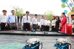 Đại biểu tham quan một gian trưng bày tại Ngày hội Công nghệ thông tin ngành Giáo dục Thủ đô lần thứ 5, diễn ra tại Hà Nội hồi tháng Tư năm ngoái. (Ảnh: Thanh Tùng/TTXVN)