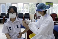 Tiêm vaccine phòng COVID-19 cho học sinh lớp 12 trường THPT Chuyên Bắc Giang, tháng 11/2021. (Ảnh: Đồng Thúy/TTXVN)