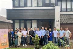 Thành viên Câu lạc bộ trí thức kiều bào bang New South Wales chụp ảnh lưu niệm tại buổi gặp mặt. (Ảnh: Nguyễn Minh/TTXVN)