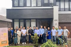 Thành viên Câu lạc bộ trí thức kiều bào bang New South Wales chụp ảnh lưu niệm tại buổi gặp mặt. (Ảnh: Nguyễn Minh/TTXVN)