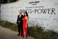 Nhà sáng lập kiêm Giám đốc điều hành Amazon Jeff Bezos (trái) dự lễ công chiếu phim "The Lord of the Rings: The Rings of Power" tại Leicester, London, Anh, ngày 30/8/2022. Ảnh: AFP/ TTXVN