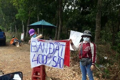 Quảng cáo rao bán đất ở khắp nơi ở Bình Phước, hồi đầu năm ngoái. (Ảnh: K GỬIH/TTXVN)