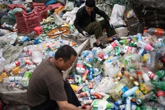 Canada và Ấn Độ nhất trí hợp tác trong nhiều lĩnh vực, trong đó có giảm ô nhiễm rác thải nhựa, đảm bảo tiêu dùng bền vững. (Ảnh: AFP/TTXVN)