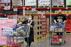 Người dân mua sắm tại một cửa hàng ở Thượng Hải (Trung Quốc) ngày 2/5/2022. (Ảnh: THX/TTXVN)