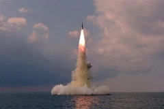 Một vụ phóng thử tên lửa đạn đạo kiểu mới từ tàu ngầm tại một địa điểm bí mật ở Triều Tiên (ảnh do Hãng thông tấn Trung ương Triều Tiên đăng phát ngày 20/10/2021). (Ảnh: AFP/TTXVN)