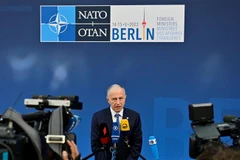 Phó Tổng Thư ký NATO Mircea Geoan phát biểu tại cuộc họp báo trong khuôn khổ cuộc họp không chính thức Ngoại trưởng các nước thành viên NATO ở Berlin (Đức), ngày 15/5/2022. (Ảnh: AFP/TTXVN). (Ảnh: AFP/TTXVN)