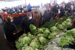 Người dân mua sắm tại chợ ở Ankara (Thổ Nhĩ Kỳ). (Ảnh: AFP/TTXVN)