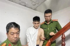 Công an thực hiện lệnh bắt, khám xét nơi ở trọ của đối tượng Lê Văn Trường. Ảnh: TTXVN phát