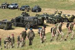 Binh sỹ tham gia cuộc tập trận trên bộ quy mô lớn mang tên Đinh ba-2021 do Ukraine tổ chức với sự tham gia của Mỹ, Ba Lan và Litva, tại Yavoriv thuộc tỉnh Lviv (Ukraine), hồi tháng Bảy năm ngoái. (Ảnh: AFP/TTXVN)