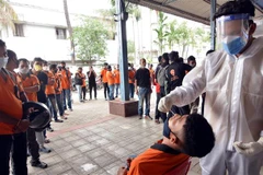 Nhân viên y tế lấy mẫu xét nghiệm COVID-19 cho người dân tại Guwahati, bang Assam (Ấn Độ), ngày 6/6/2021. (Ảnh: THX/TTXVN)