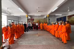 Trong không khí thành kính, trang nghiêm, các đại biểu tham dự Lễ Giỗ tổ Hùng Vương tại Udon Thani ngày 10/4 dâng hương tưởng nhớ công ơn các Vua Hùng. (Ảnh: TTXVN phát)