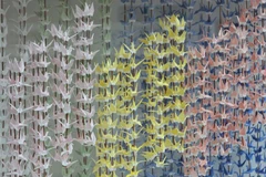 Những chuỗi hạc giấy thể hiện khát vọng hòa bình của người dân Nhật Bản ở Bảo tàng Bom Nguyên tử Nagasaki. (Ảnh: Đào Thanh Tùng/TTXVN)