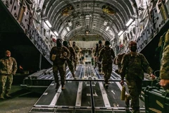 Nhóm binh sỹ tăng cường của Mỹ tới thành phố Wiesbaden (Đức) ngày 4/2/2022. (Ảnh: AFP/TTXVN)