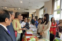 Khách tham quan một gian hàng tại ngày hội. (Ảnh: Nguyễn Thu Hà/TTXVN)