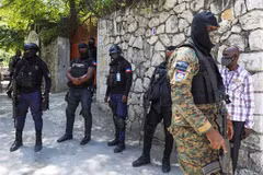 Cảnh sát Haiti gác bên ngoài tư dinh Tổng thống Jovenel Moise sau khi ông bị ám sát, ngày 7/7/2021. (Ảnh: AFP/TTXVN)