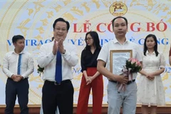 Giám đốc Sở Giáo dục và Đào tạo Hà Nội Trần Thế Cương trao quyết định công nhận hiệu trưởng cho ông Đoàn Hoàng Giang. (Ảnh: Vietnam+)