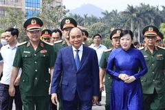 Chủ tịch nước Nguyễn Xuân Phúc thăm và làm việc tại Bộ Tư lệnh Quân khu 1. (Ảnh: Thống Nhất/TTXVN)