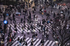 Người dân trên đường phố Tokyo (Nhật Bản). (Ảnh: AFP/TTXVN)