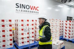 Vận chuyển phân phối vaccine ngừa COVID-19 của hãng Sinovac tại Bắc Kinh (Trung Quốc). (Ảnh: THX/TTXVN)