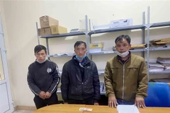 Đối tượng Nguyễn Bá Quỳnh (áo khoác nâu) và người bị hại. (Ảnh: TTXVN phát)