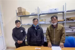 Đối tượng Nguyễn Bá Quỳnh (áo khoác nâu) và người bị hại. (Ảnh: TTXVN phát)