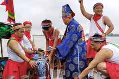 Nghi lễ rước nước đình Chèm ven sông Hồng. (Ảnh: TTXVN phát)