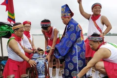 Nghi lễ rước nước đình Chèm ven sông Hồng. (Ảnh: TTXVN phát)