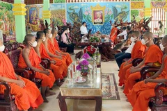 Chủ tịch Hội đồng Dân tộc Quốc hội Y Thanh Hà Niê KĐăm chúc Tết Khmer tại chùa Som Rong, thành phố Sóc Trăng. (Ảnh: Trung Hiếu/TTXVN)