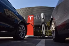 Xe điện của Tesla tại một trạm sạc điện ở Bắc Kinh (Trung Quốc). (Ảnh: AFP/TTXVN)