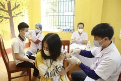 Tiêm vaccine cho trẻ em tại Tam Đảo (Vĩnh Phúc). (Ảnh: Hoàng Hùng/TTXVN)