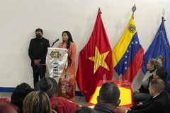 Bà Nguyen Manrique, Hiệu trưởng cơ sở Trường UNEFA tại bang Mérida phát biểu tại buổi lễ tri ân. (Ảnh: TTXVN phát)