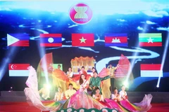 Chương trình nghệ thuật chào mừng 55 năm ngày thành lập ASEAN, được tổ chức tại Cà Mau tối 7/8/2022. (Ảnh: Huỳnh Anh/TTXVN)