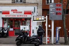 Một trạm bán xăng dầu tại Paris (Pháp). (Ảnh: AFP/TTXVN)