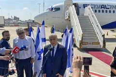 Thủ tướng Israel Yair Lapid trả lời phỏng vấn báo giới trước khi khởi hành tới Pháp, tại sân bay Ben Gurion, ngày 5/7/2022. (Ảnh: AFP/TTXVN)