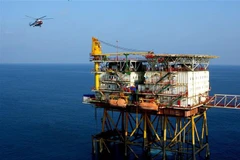 Máy bay đưa người lao động đến với giàn khoan tại mỏ Bạch Hổ. (Ảnh: Huy Hùng/TTXVN)