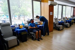 Tiêm vaccine phòng COVID-19 tại Sofia (Bulgaria), hồi tháng Tám năm ngoái. (Ảnh: AFP/TTXVN)