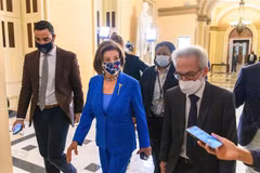 Chủ tịch Hạ viện Mỹ Nancy Pelosi (thứ hai, trái) ở Washington D.C., ngày 12/10/2021. (Ảnh: AFP/TTXVN)