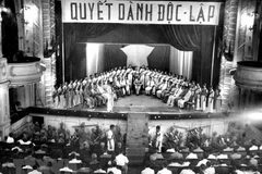 Ngày 5/11/1945, Ngày Kháng chiến được tổ chức trên toàn quốc nhằm biểu thị sự ủng hộ của toàn dân đối với cuộc chiến đấu oanh liệt của đồng bào Nam Bộ. Tại Hà Nội, Chủ tịch Hồ Chí Minh đã đến dự và đọc diễn văn tại Nhà hát Lớn Hà Nội. (Ảnh: Tư liệu TTXVN)