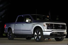 Mẫu xe bán tải F-150 Lightning - chạy hoàn toàn bằng điện - của Ford được giới thiệu tại buổi lễ ở Dearborn, bang Michigan (Mỹ) ngày 19/5/2021. (Ảnh: AFP/TTXVN)