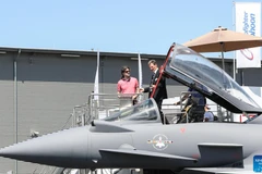 Một chiếc Eurofighter Typhoon được trưng bày với khách tham quan tại Triển lãm Hàng không ILA Berlin ở Schoenefeld (Đức), ngày 22/6/2022. (Nguồn: globaltimes.cn)