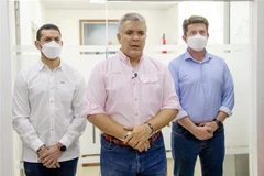 Tổng thống Colombia Ivan Duque (giữa) cùng các bộ trưởng nội vụ và quốc phòng tại thành phố Cucuta (Colombia), ngày 25/6/2021. (Ảnh: AFP/TTXVN)