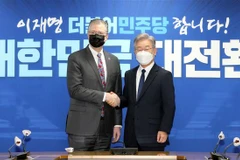 Ứng cử viên Tổng thống Hàn Quốc của đảng Dân chủ cầm quyền Lee Jae-myung (phải) và Trợ lý Ngoại trưởng Mỹ về vấn đề Đông Á và Thái Bình Dương, ông Daniel Kritenbrink tại cuộc gặp ở Seoul, ngày 11/11/2021. (Ảnh: Yonhap/TTXVN)